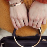 Look moutarde hiver - bracelets dorés - Hypiness